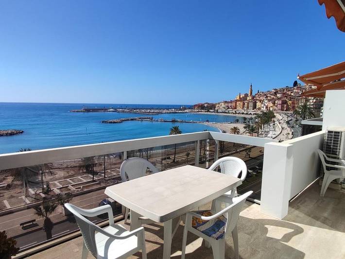 Gîte pour 4 personnes, avec Terrasse ainsi que Piscine et Vue dans Plage des Sablettes Est
