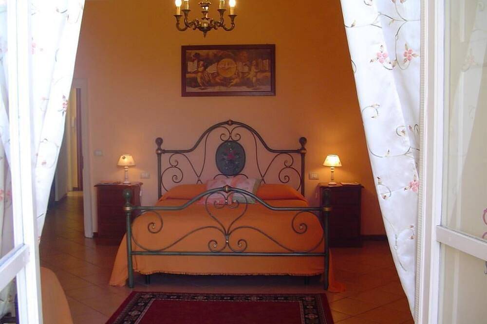 Entire apartment, Central Apartment with terrace over gardens in Orvieto, Terni Province