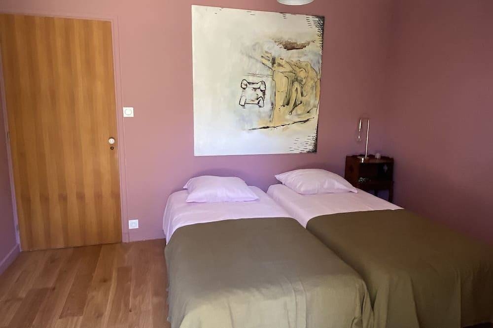 Villa above vineyards with swimming pool in Givry, Region Chalon-sur-Saône