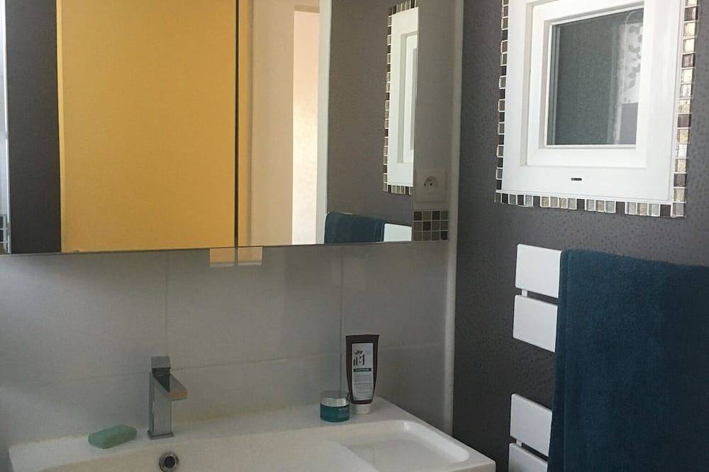 Maison Bord de Mer, 4 Personnes, Plage à Pied 450 m et Village à 700m in Saint-Georges-de-Didonne, Côte de Beauté
