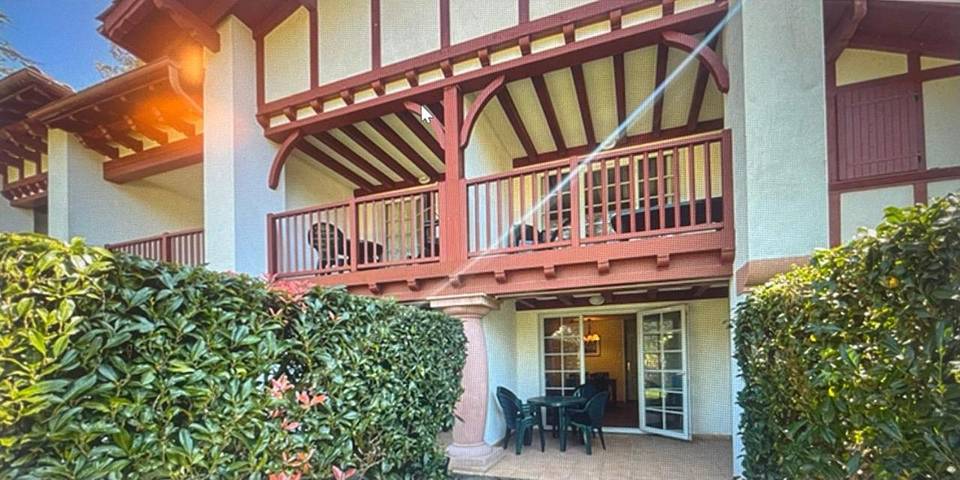 Appartement de vacances pour 4 personnes, avec bassin pour enfant ainsi que piscine et jardin