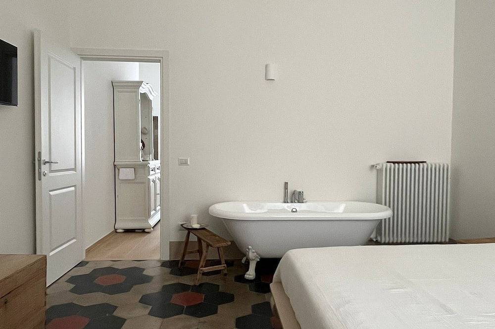 Appartement entier, Downtown apartment with in-room bath and wide vaulted ceilings in Viterbo, Province de Viterbo