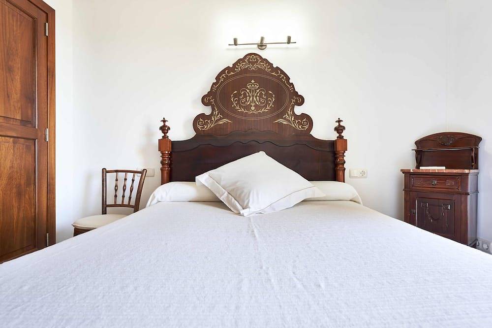 Villa in Búger perfect for children with swimming pool, paddle court and large garden in Búger, Majorca Center