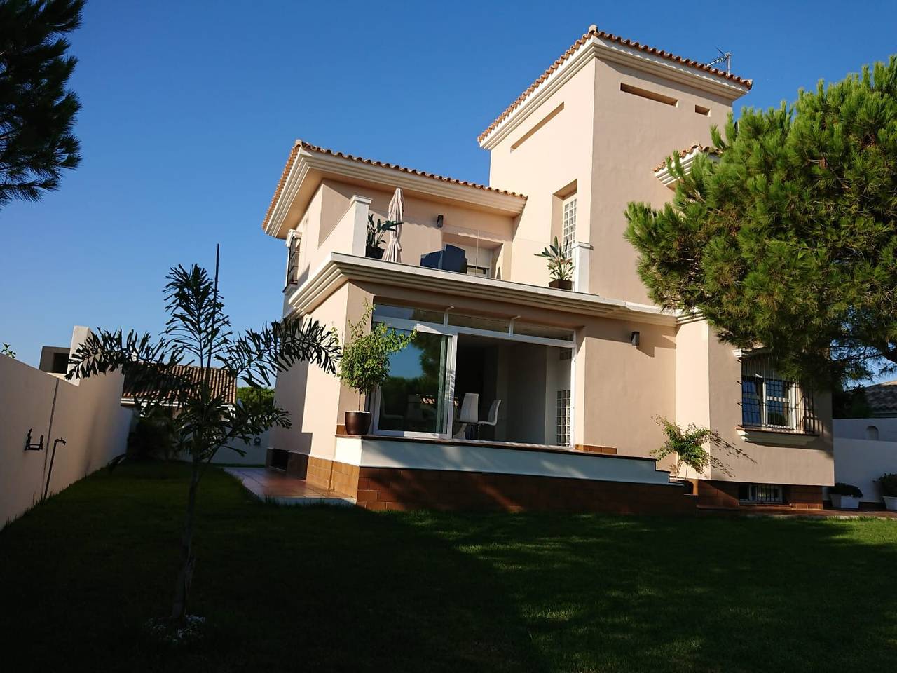 Casa de vacaciones Villa Loma Beach con piscina, jardín y Wi-Fi in Novo Sancti Petri, Chiclana de la Frontera