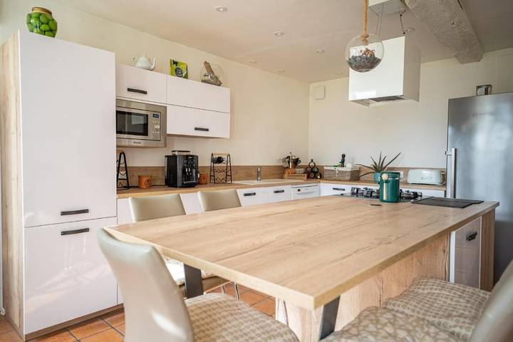 Location de vacances pour 14 personnes, avec Terrasse et Jardin ainsi que Piscine et Vue à Gémozac - 3