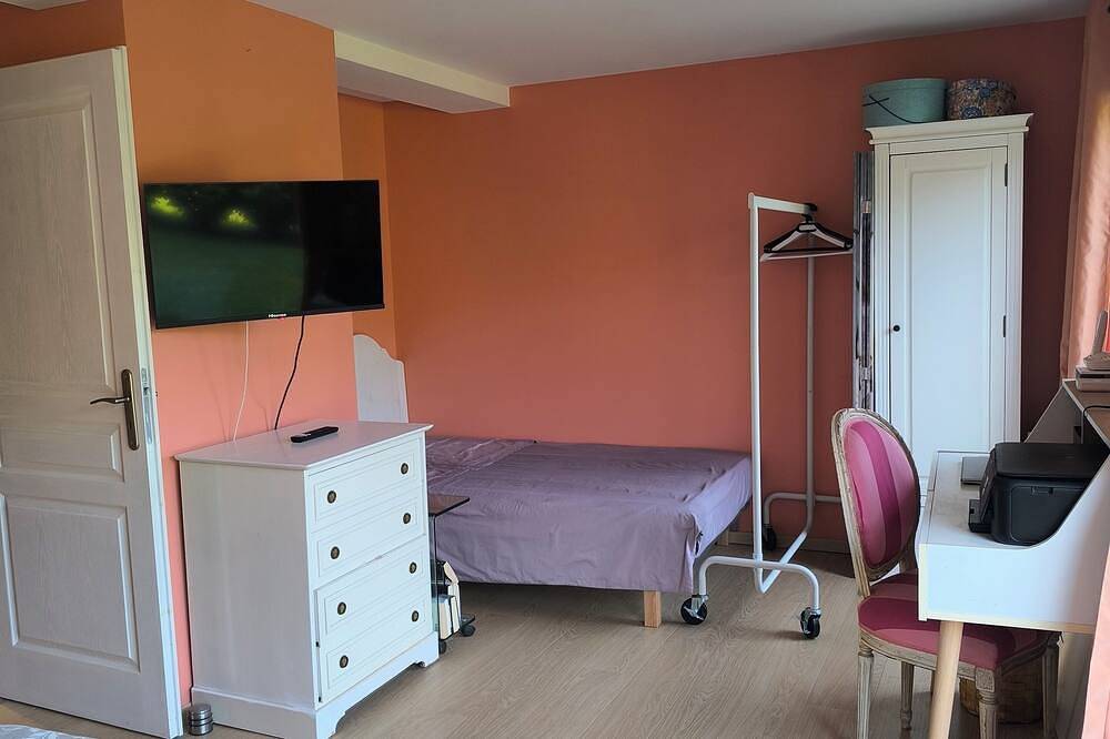 Entire apartment, Apartment Rdj 120m2, garden, swimming pool 3X6, terrace dining area. Parking in Sallanches, Pays du Mont-Blanc