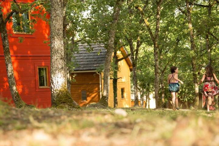 Parc de vacances pour 6 personnes, avec Terrasse et Jardin ainsi que Piscine et Vue à Lunegarde