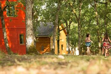 Parc de vacances pour 6 personnes, avec jardin ainsi que piscine et vue, adapté aux familles dans le Lot