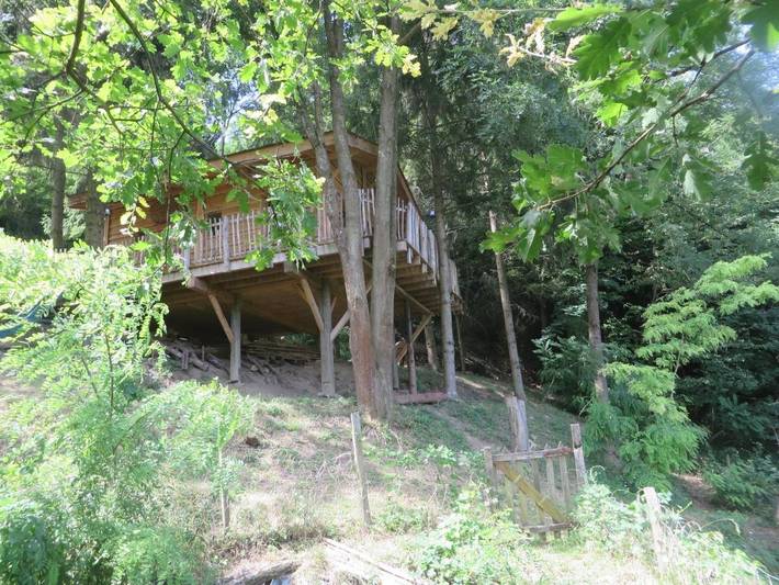 Cottage pour 7 personnes, avec vue ainsi que jardin et piscine, adapté aux familles à Ratières