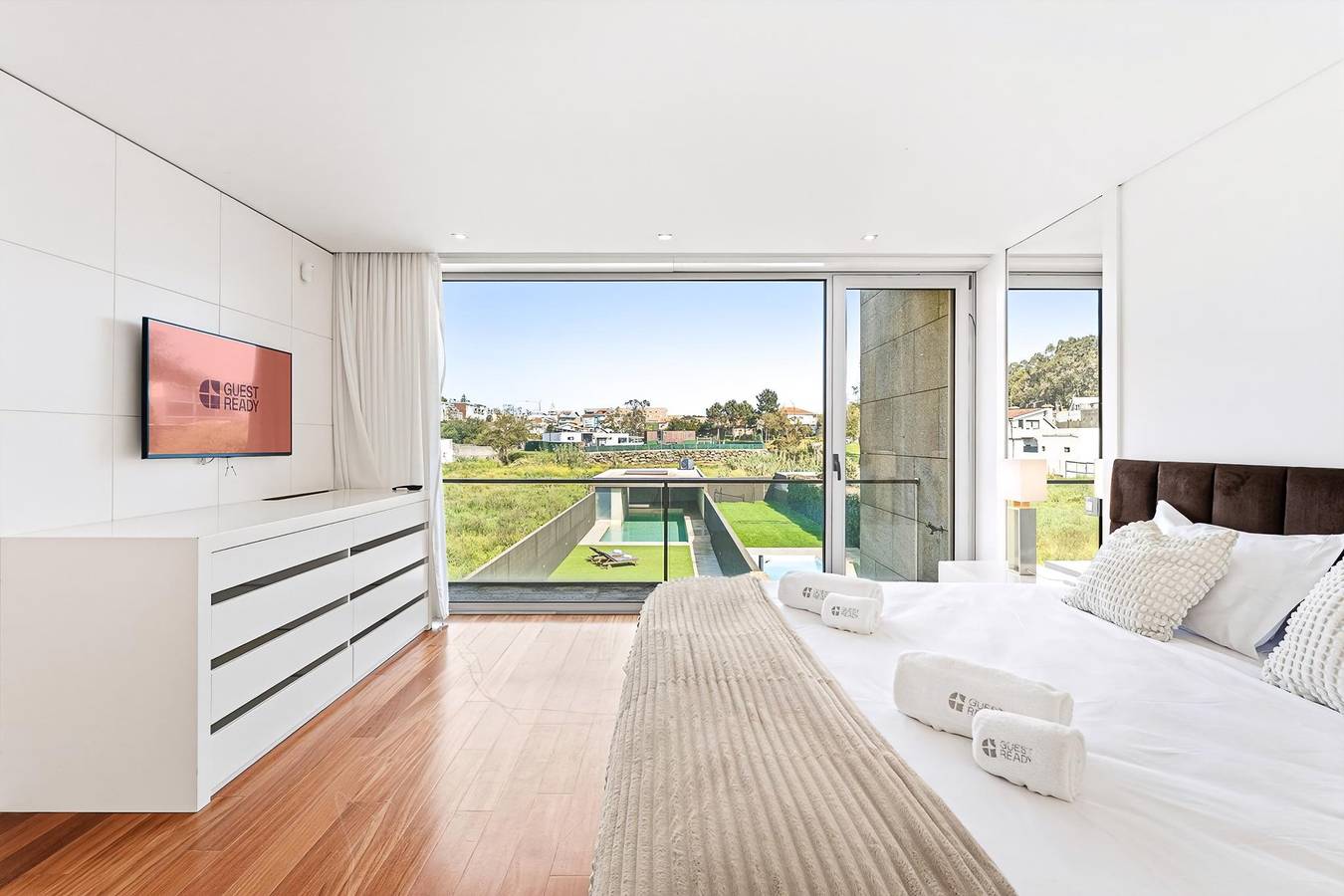 Guestready - Luxurious Beachfront Villa Retreat in Distrito do Porto