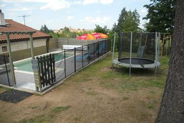 Gîte pour 6 personnes, avec piscine et jardin, animaux acceptés à Saint-Haon-le-Châtel