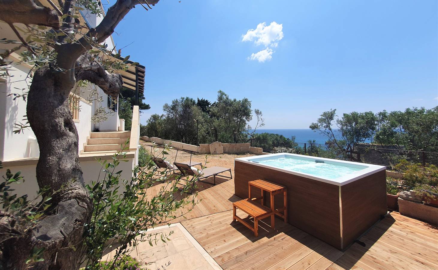 Traditional 3-unit estate, jacuzzi & beach access in Marina di Felloniche, Castrignano del Capo