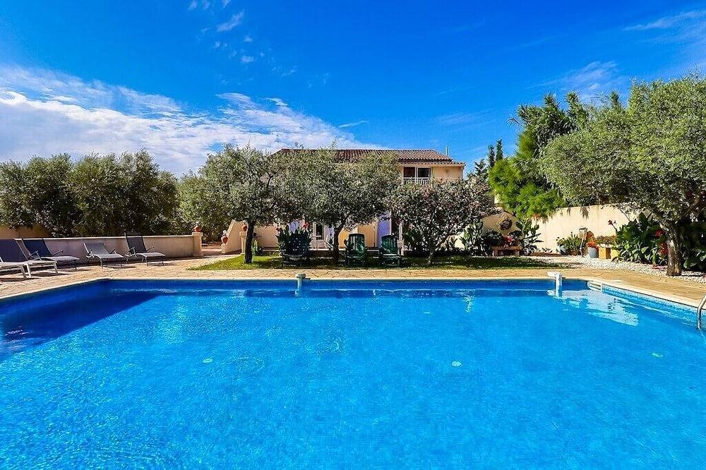 Entire apartment, Domaine des Oliviers-Appt for 2 to 4 people with swimming pool in Beaucaire, Nimes region