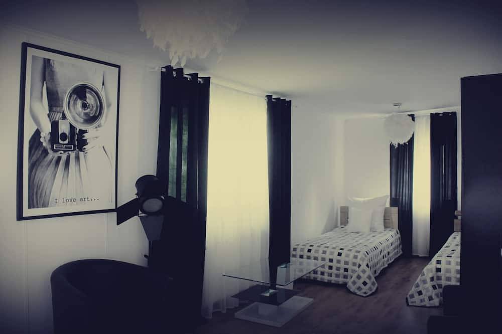 Cinema Studio-Your Home Near Frankfurt Airport in Kelsterbach, South Hesse