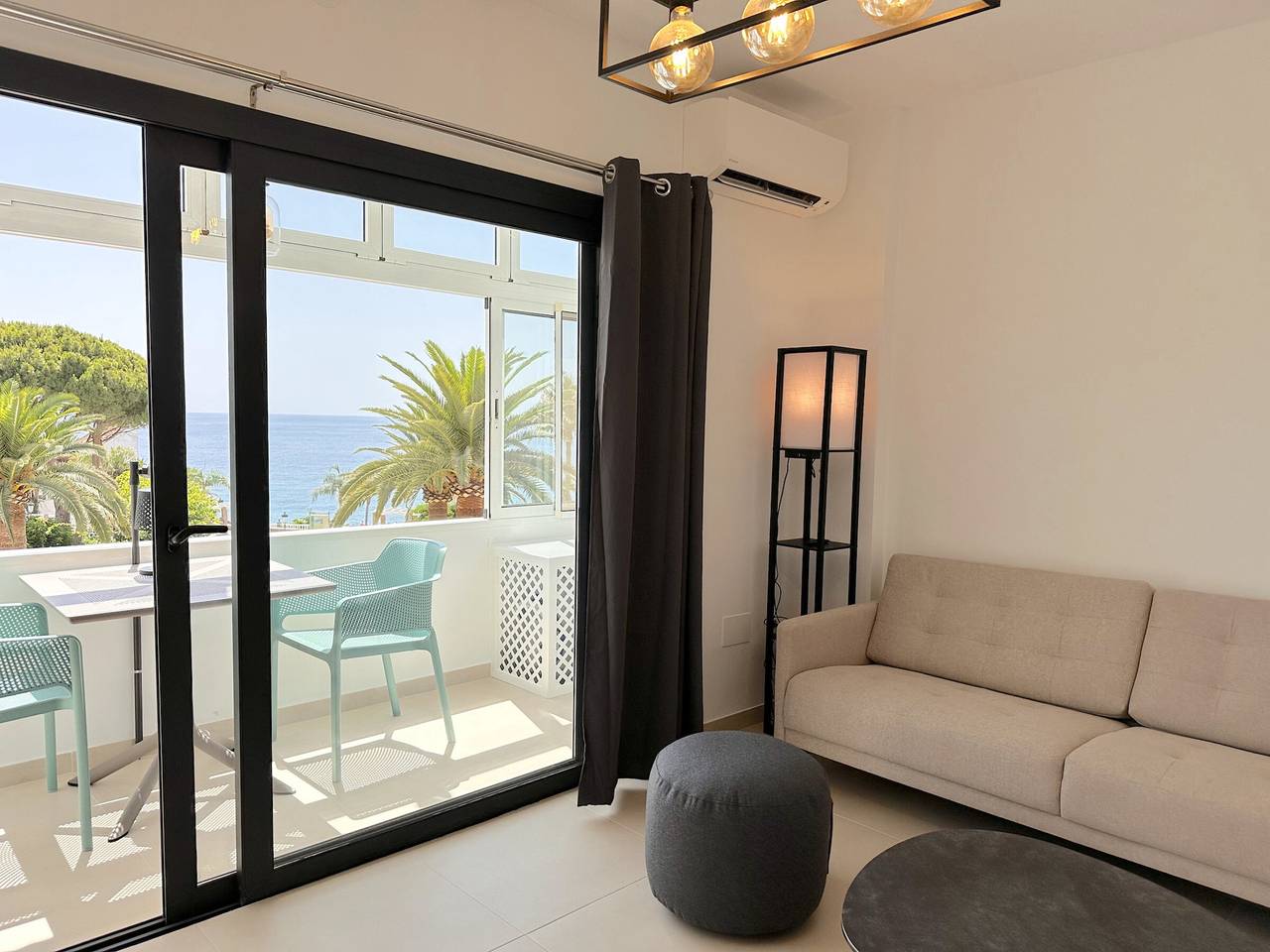 Studio entier, Studio luxueux à Nerja avec accès plage, piscine communautaire in Playa Carabeíllo, Nerja