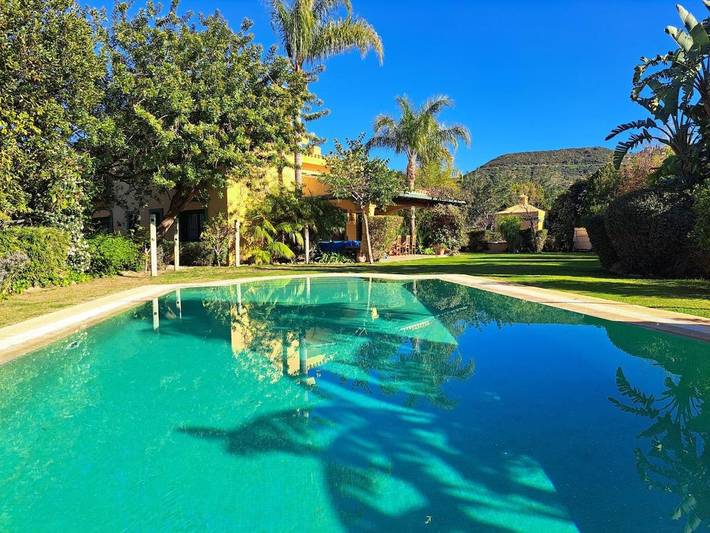 Casa rural para 10 personas, con vistas además de jardín y piscina, Se admiten mascotas en Ojén