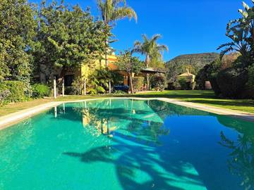 Casa rural para 10 personas, con vistas además de jardín y piscina, Se admiten mascotas en Ojén