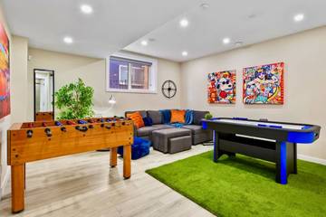 Vacation Rental for 15 Guests in Calgary, Canadian Rocky Mountains, Picture 2