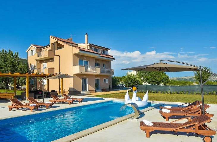 Komfortables Haus mit Terrasse Dugopolje, Zagora in Koprivno, Dalmatinisches Zagora