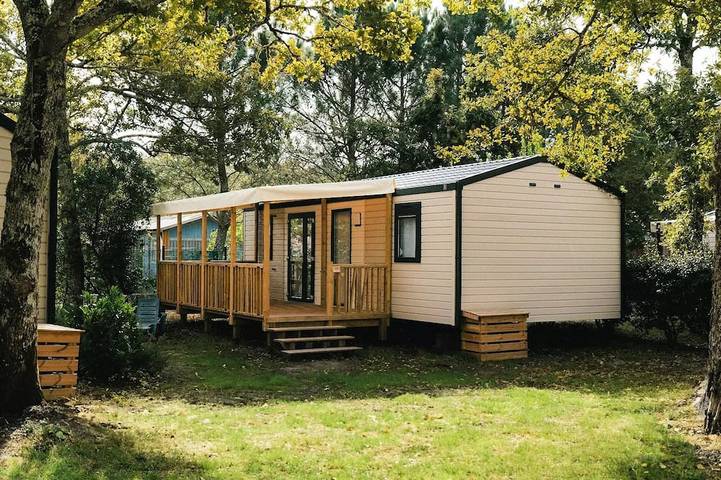 Camping pour 6 personnes, avec piscine ainsi que terrasse et jacuzzi, animaux acceptés dans Lac de Cazaux