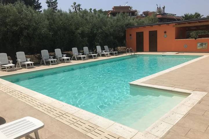 Gîte pour 12 personnes, avec Balcon et Piscine dans Buonfornello