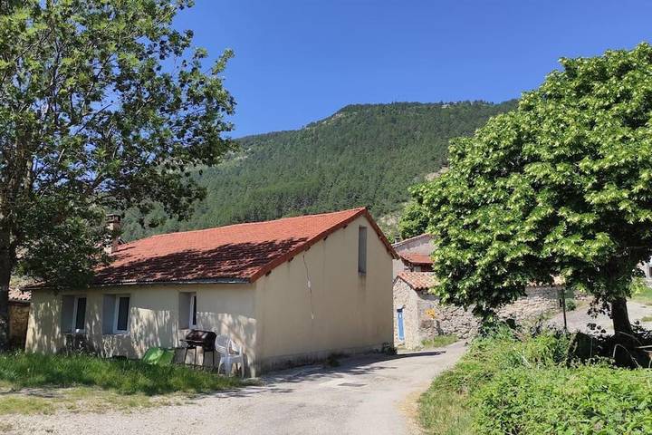 Gîte pour 8 personnes, avec vue et jardin, animaux acceptés dans Charens