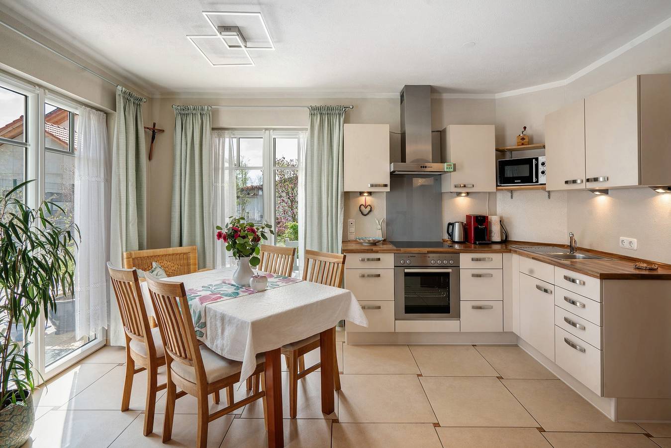 Entire apartment, Holiday Apartment 'Alpencity' with Terrace and Wi-Fi in Brunnthal, Upper Bavaria