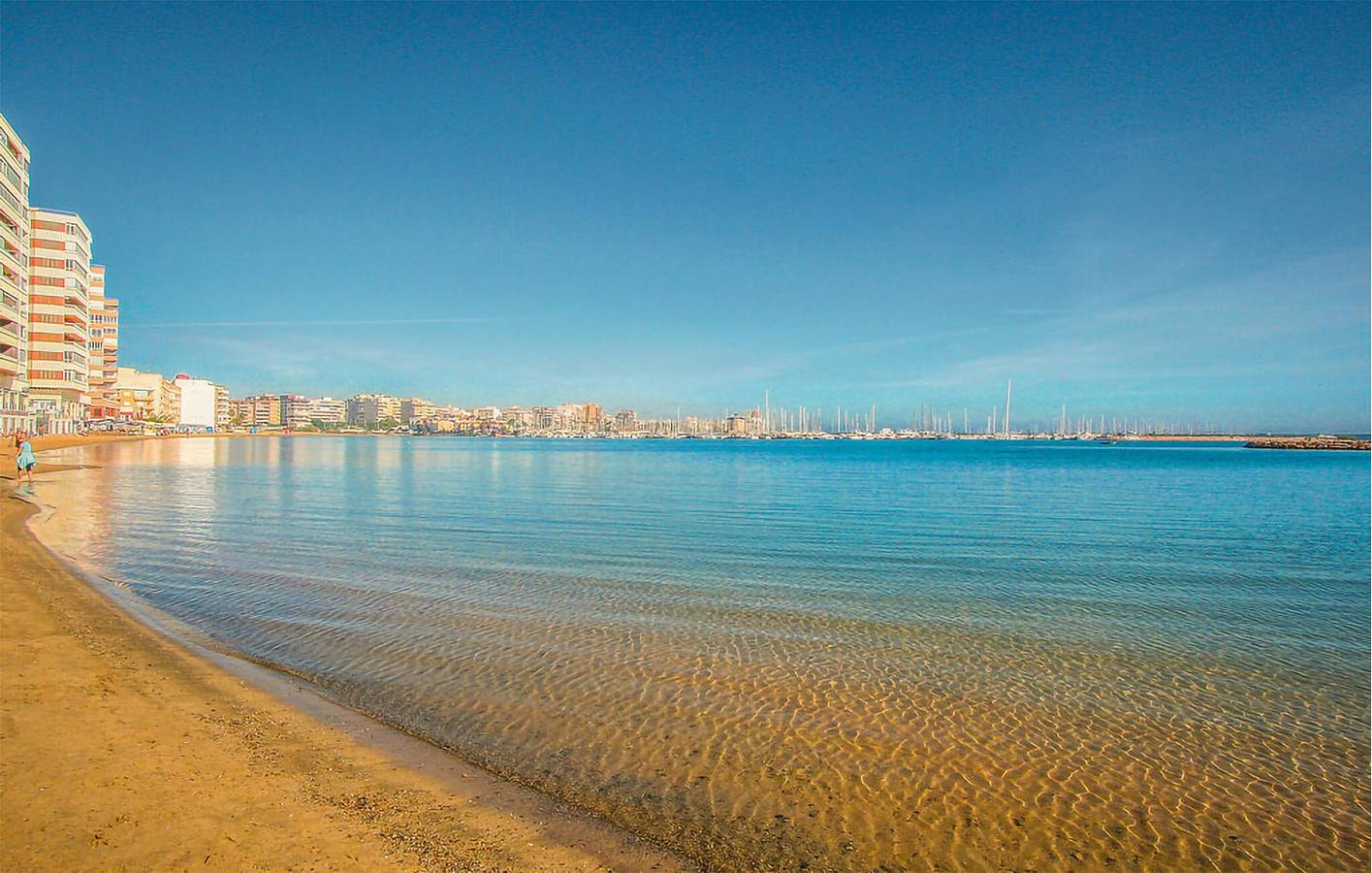 Entire holiday apartment, Beachfront Apt with WiFi, AC & Terrace, Parking - 300m to Playa de Los Naufragos in Torrevieja, Costa Blanca