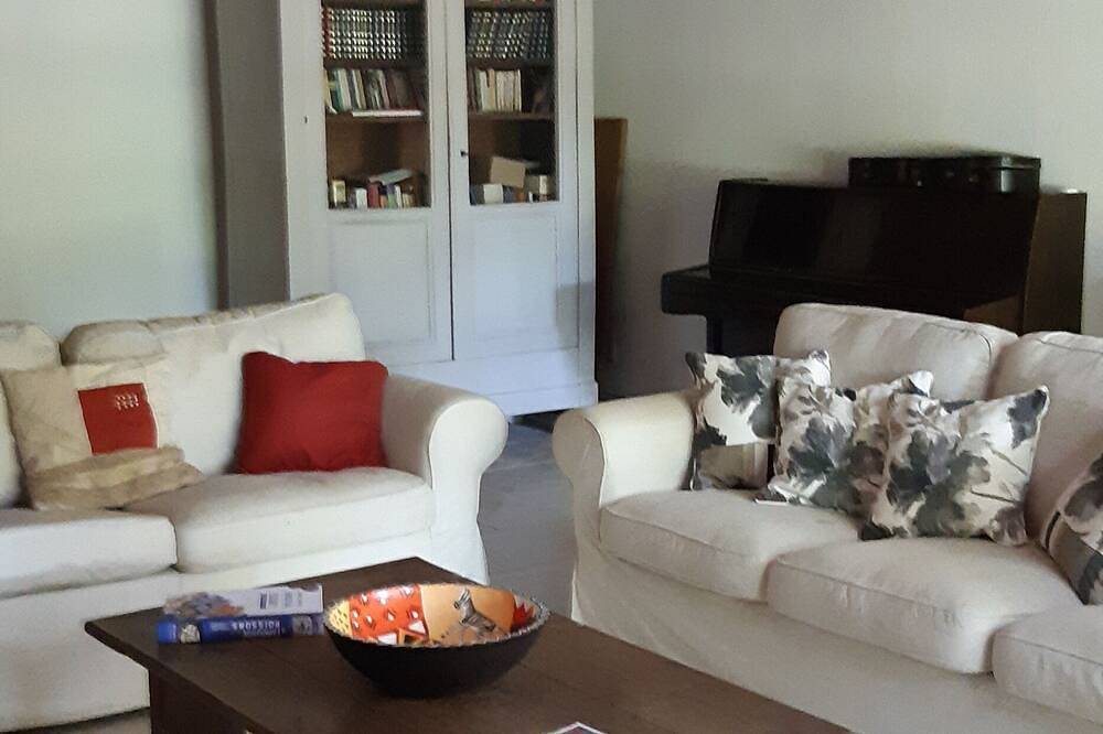 Mas with swimming pool, near Avignon, ideal for a family holiday. in Althen-des-Paluds, Vaucluse