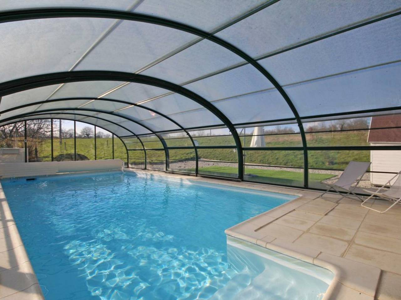 Maison Spacieuse avec Piscine Couverte et Wifi à Laleu in Laleu, Parc naturel régional Normandie-Maine