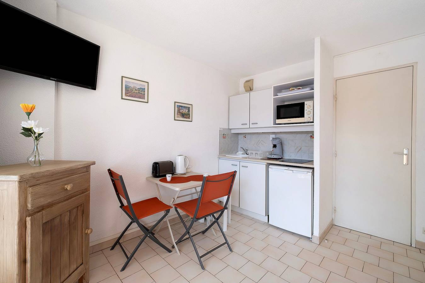 Estudio entero, Apartamento «Studio L'oasis» con piscina compartida, terraza privada y aire acondicionado in Cagnes-sur-Mer, Costa mediterránea (Francia)