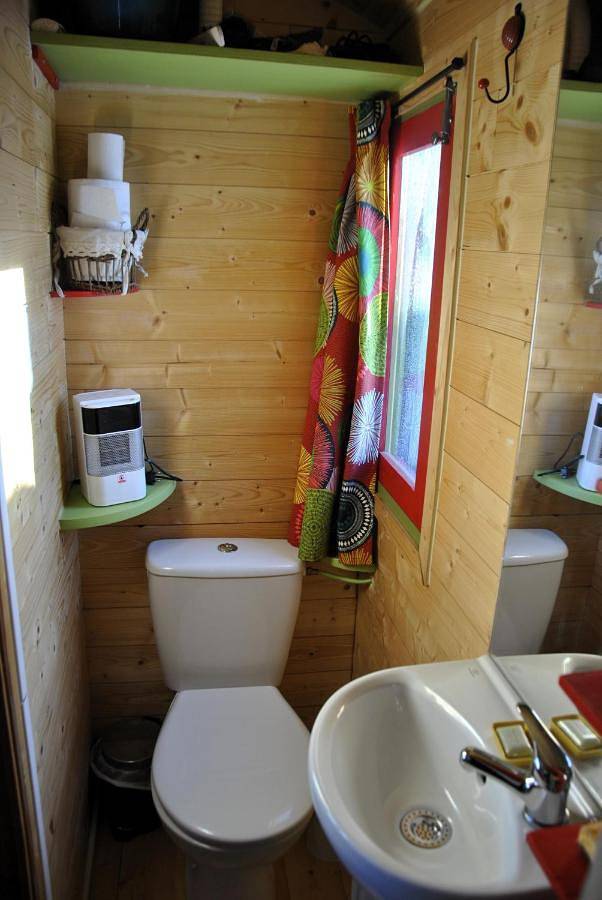 Chambre d'hôte dans Roulotte aménagée tout confort Kitchenette Sdb La Fée Favie in Villy-le-Bouveret, Région de Saint-Julien-en-Genevois