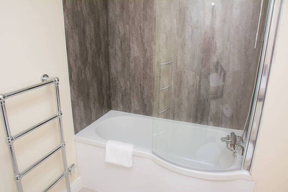 Ganze Wohnung, Apartment-Eigenes Badezimmer-Apartment-Blick auf die Landschaft in Stroud, Gloucestershire