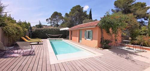 Maison de vacances pour 2 personnes, avec vue ainsi que jardin et piscine, adapté aux familles dans le Var