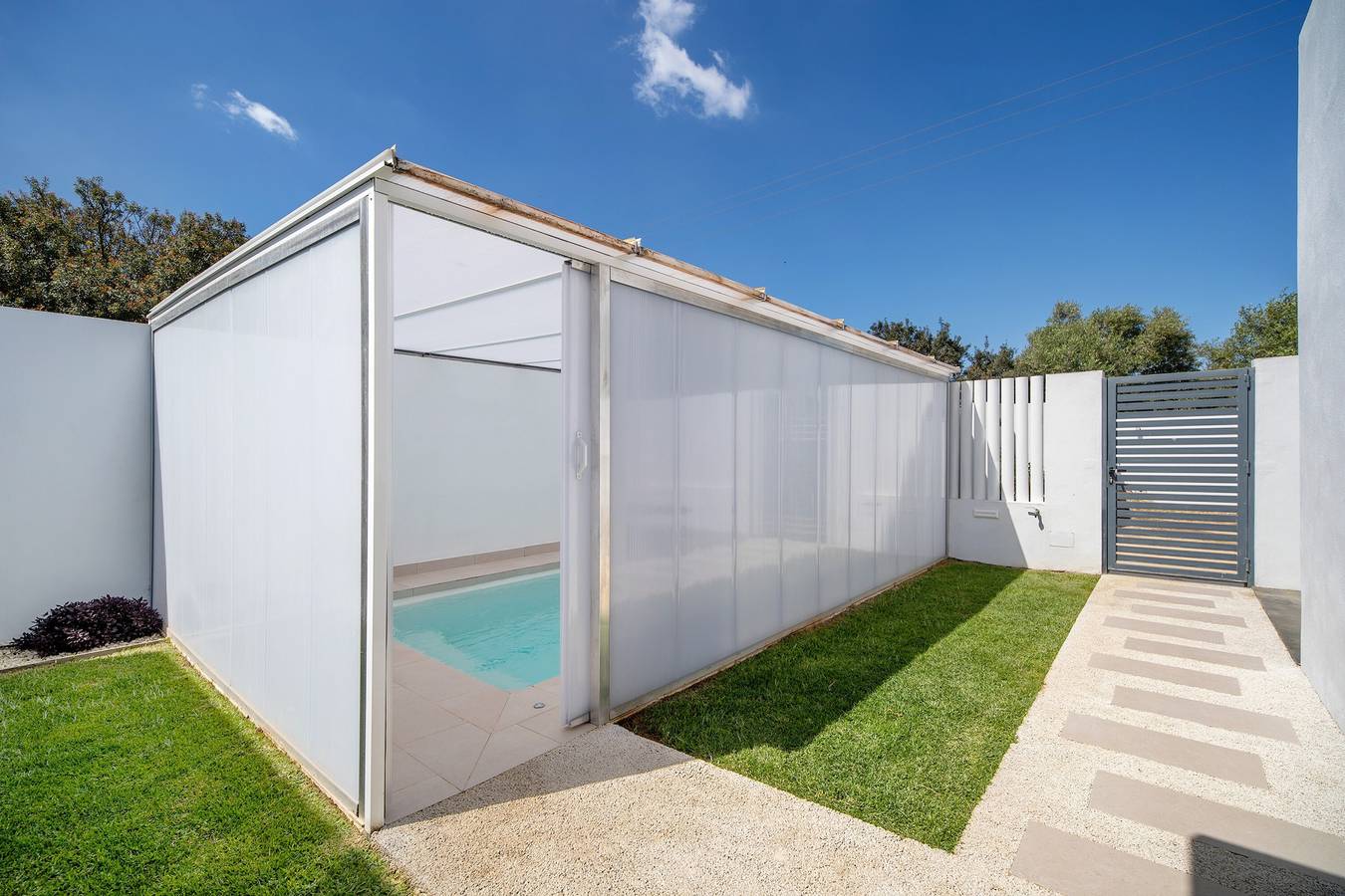 Casita Meraki 3 con piscina interior climatizada, jardín, terraza y Wi-Fi in Playa La Barrosa, Chiclana de la Frontera
