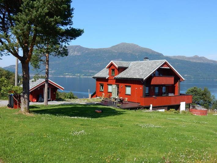 Ferienhaus für 11 Personen, mit Balkon und Whirlpool sowie Terrasse und Garten in Vestnes