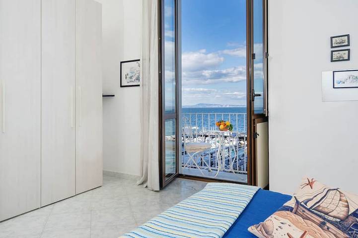 Appartamento intero, Appartamento mozzafiato sul mare di Sorrento, 1 Bedroom sea view beach apartment in Sorrento for up ... in Sorrento, Sorrento Coast