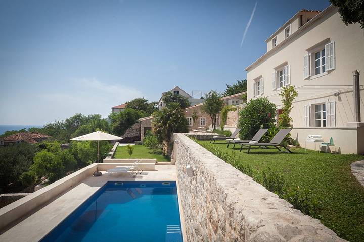Villa with pool for 15 people, with hot tub and garden as well as terrace in Dubrovnik