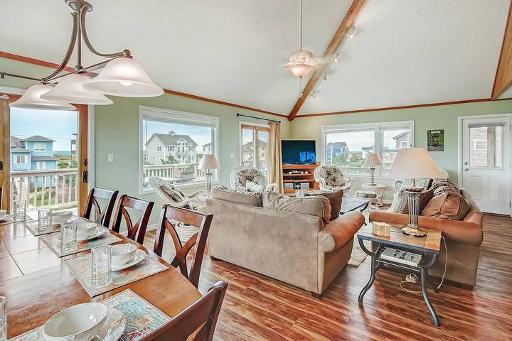 Vacation rental for 12 people, with balcony and hot tub as well as yard, with pets in Hatteras Island