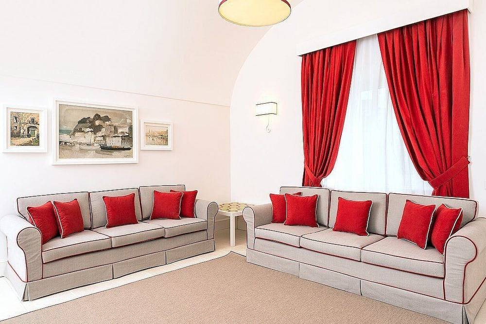 Villa Auralia Grande: Un'incantevole e luminosa villa storica su due piani circondata da un giardino di aranci e limoni. in Massa Lubrense, Napoli e dintorni