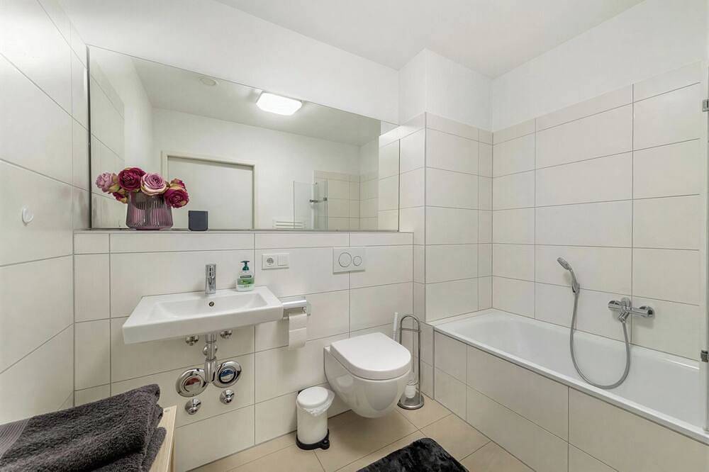 Apartamento entero, Stylish modern 3-room apartment with 2 bedrooms and 2 bathrooms in Niederrad, Fráncfort del Meno