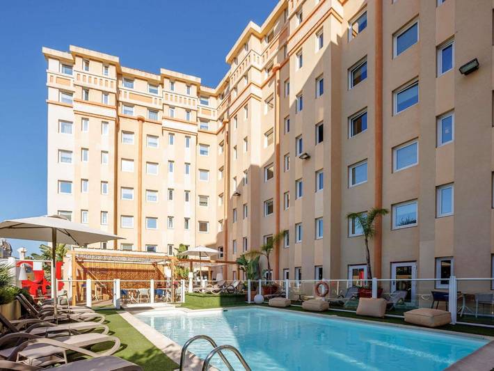 Hôtel pour 2 personnes, avec Terrasse ainsi que Jardin et Piscine