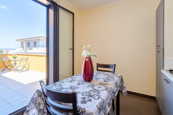 Entire apartment, Holiday Apartment "San Martino Sofia" with Private Terrace, Balcony & Wi-Fi in Cassibile, Syracuse Province
