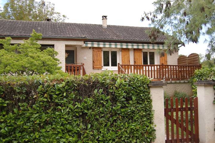 Location de vacances pour 6 personnes, avec terrasse et jardin à Le Roc