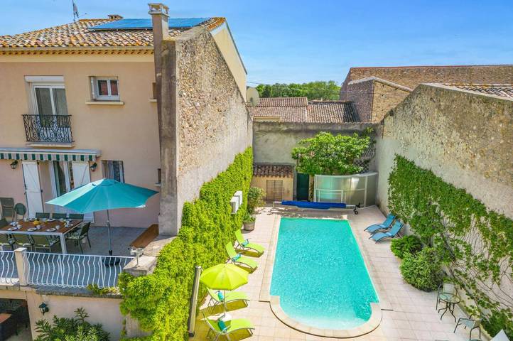 Location de vacances pour 8 personnes, avec jardin à Pouzolles