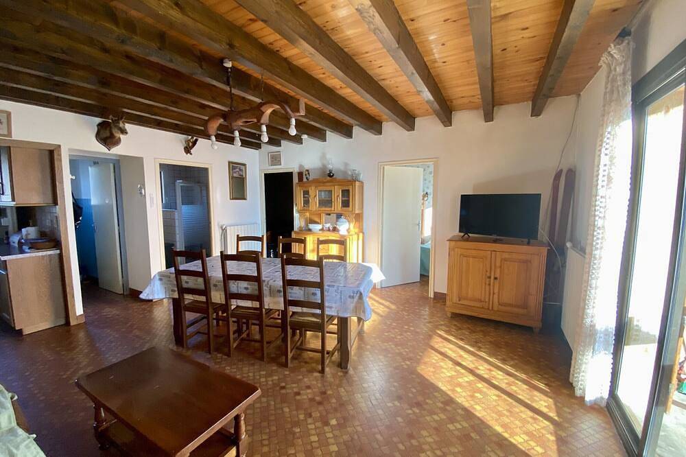 Entire apartment, Central Apartment in Formiguères - 2Br, Sleeps 6, Parking, Fireplace, Near Shops & Ski Shuttle in Formiguères, Parc naturel régional des Pyrénées catalanes