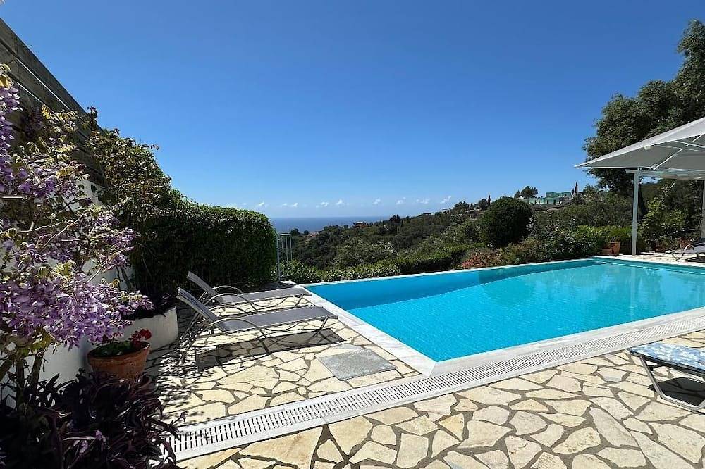 Schöne 3-Zimmer-Villa mit Blick auf Ionischen Meer, mit eigenem Schwimmbad. in Pelekas, Korfu