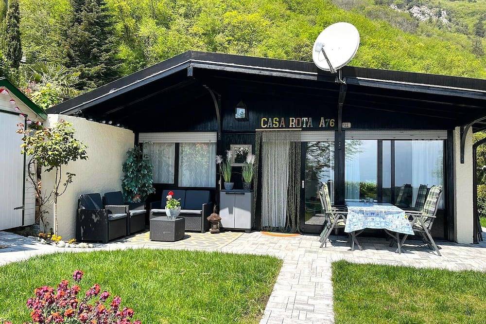 Schöner Bungalow mit einer schönen grünen Landschaft entspannen in Tignale, Gardasee-Berge