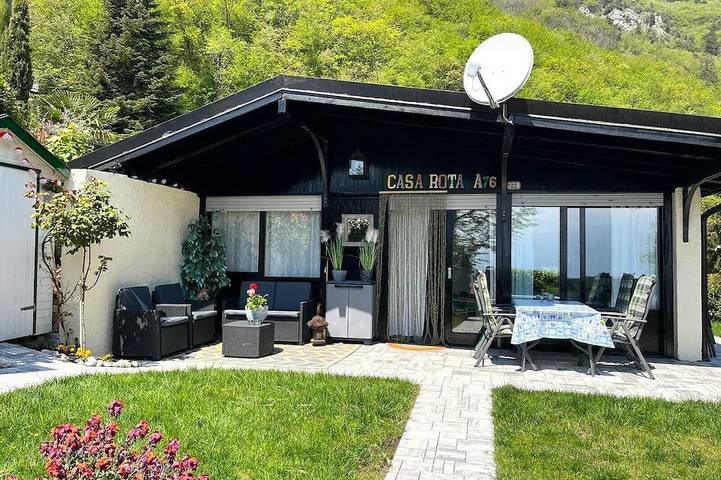 Bungalow für 5 Personen, mit Whirlpool und Terrasse sowie Garten und Pool in Tignale