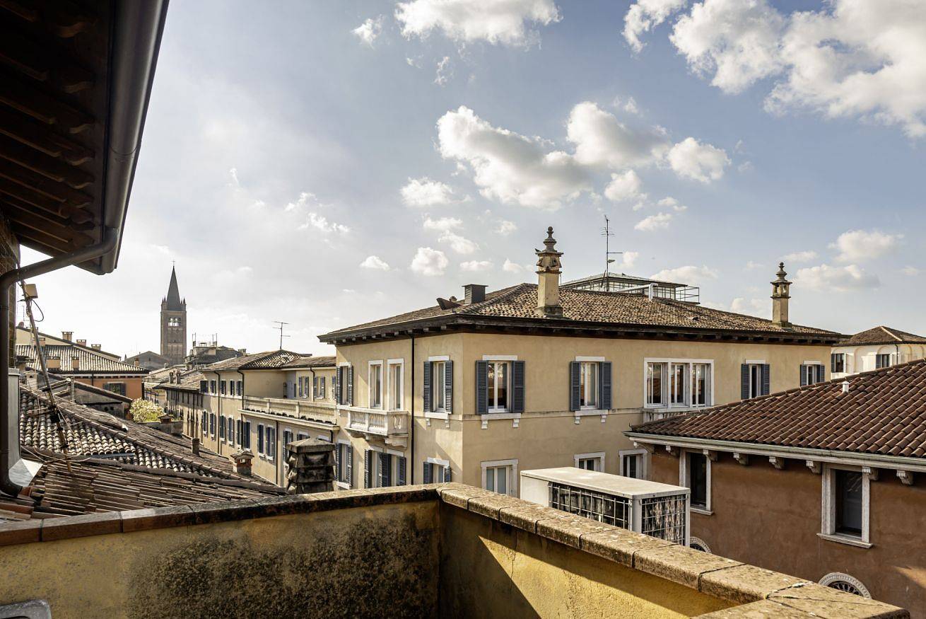 Entire apartment, Verona Romantic Apartment with Breathtaking Views! in Centro Storico di Verona, Verona